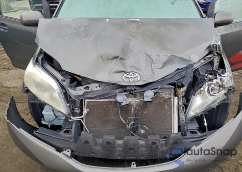 2012 Toyota Sienna Le z USA, uszkodzony, nr VIN 5TDKK3DC2CS229662